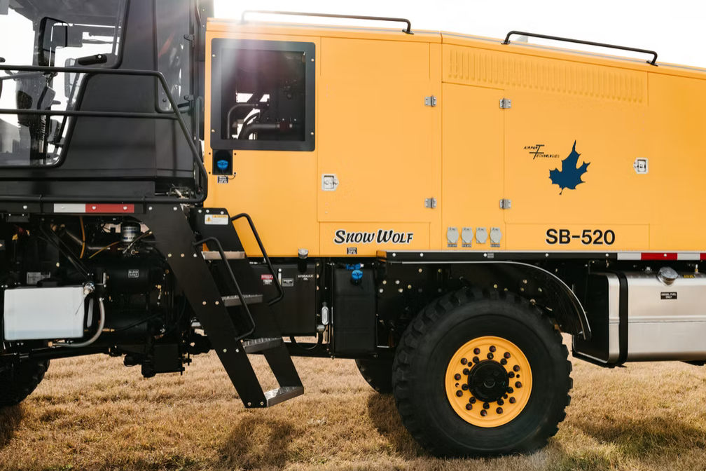 Snow Wolf SB-520 side panel detail showing Snow Wolf and SB-520 branding